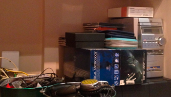 Reutiliza y sácale partido a unos cubos de metal para guardar cables en tu salón