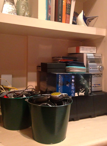 Reutiliza y sácale partido a unos cubos de metal para guardar cables en tu salón Reutiliza y sácale partido a unos cubos de metal para guardar cables en tu salón