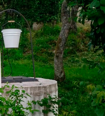 Pinta un cubo metálico para usar en un pozo de exterior
